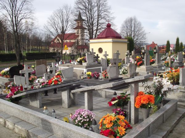 pomnik z nazwiskami ofiar UPA - postawiony w 2004r. w 60-tą rocznicę egzekucji.