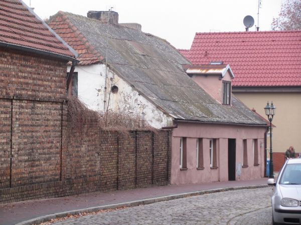 Dom z 1 poł. XIX w., kryty dachem naczółkowym.