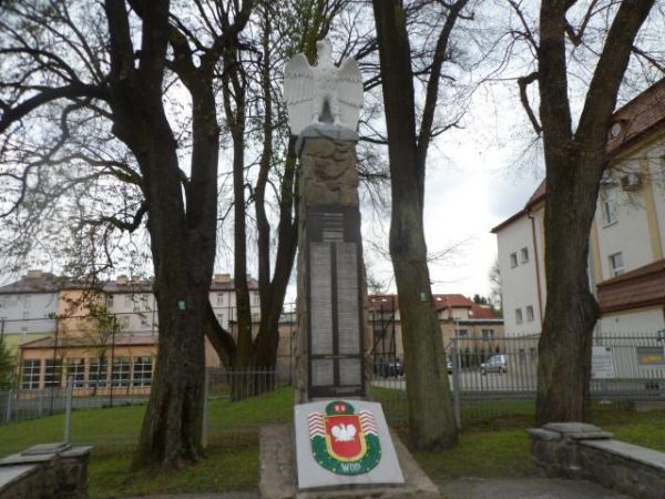 pomnik żołnierzy WOP poległych w walkach z UPA, wzniesiony w 1960r. i oddany pewnie na święto jednostek tej formacji tb. 10 czerwca, pod orłem białym na czerwon