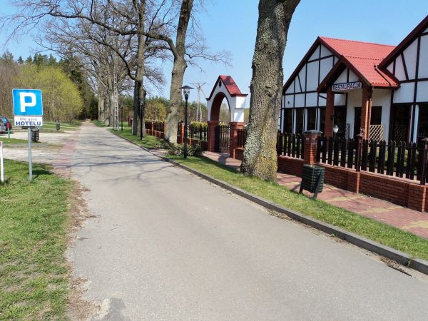 Widok przy hotelu w Świętej Lipce-przy wejściu do restauracji  2011-04-25