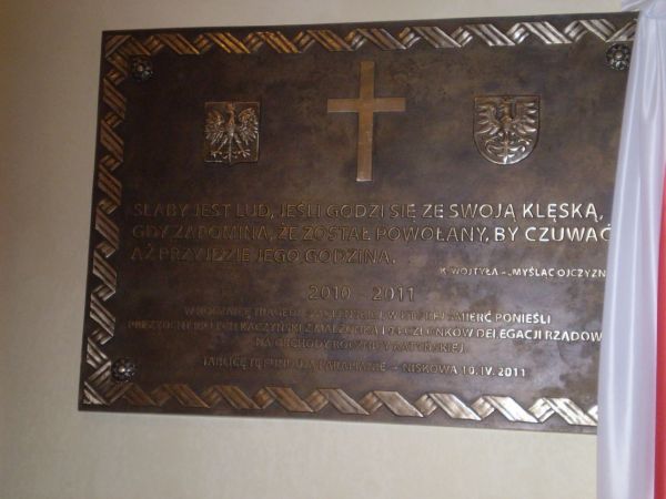 NISKOWA,KOŚCIÓŁ PARAFIALNY.UROCZYSTE ODSŁONIĘCIE TABLICY PAMIĄTKOWEJ W PIERWSZĄ ROCZNICĘ TRAGEDII SMOLEŃSKIEJ.