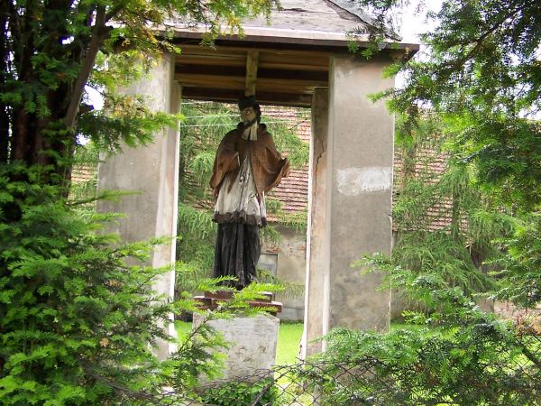 Drewniana figurka Św. Jana Nepomucena