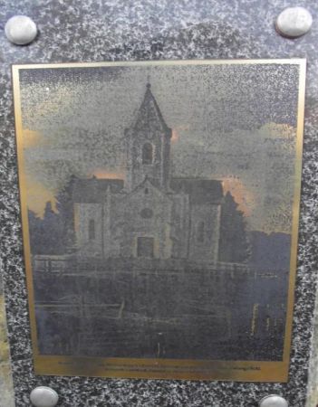 na tym wzgórzu wzniesiony był ewangelicki kościół - na wierzchowinie są czytelne resztki podmurówki, tu na płycie przedstawione zdjęcie archiwalne.