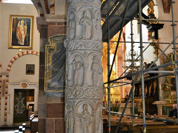 Filar z bardzo cennymi rzeźbami romańskimi.