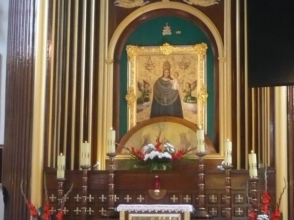 We wspomnianym kościele Pani Ziemi Skrzebowskiej i okolic Matka Boża  Loretańska z poł.XVII w