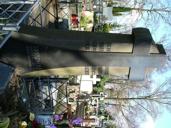 Jeden z nielicznych ocalałych pomników nagrobnych na cmentarzu komunalnym w Kętrzynie.