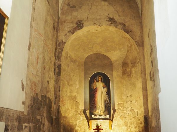 kaplica kościoła klasztornego Sanktuarium Maryjnego w Czerwińsku - mury z kamiennych ciosów a to wiek XII - i dowiadujemy się, że kościół ten z granitu polnego