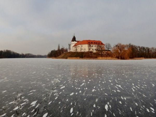 Klasztor pobenedyktyński - widok z zamarzniętego jeziora