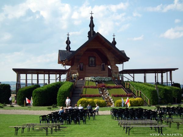 ołtarz papieski na starosądeckich błoniach zbudowany z okazji wizyty papieża Jana Pawła II i kanonizacją św.Kingi 16.06.1999