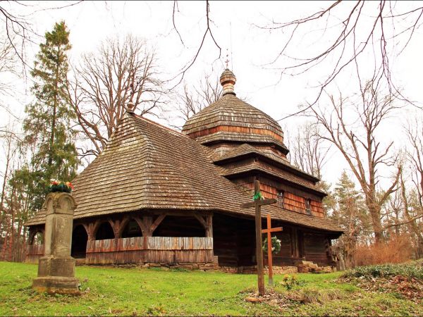 Drewniana cerkiew p.w. Wniebowstąpienia Pańskiego z 1659 r., usytuowana na wzgórzu Dębnik - Dubnyk (344 m n.p.m.), wznoszącym się ponad doliną Sanu.