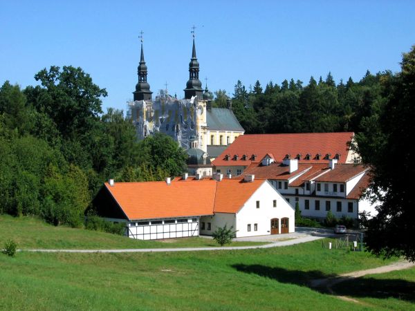 Sanktuarium Maryjne i klasztorne budynki 2010-10-17