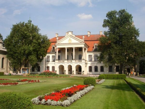 http://www.muzeumkozlowka.lublin.pl/  - 
Pałac Zamoyskich zbudowany w stylu późnego baroku  o wspaniałych wnętrzach