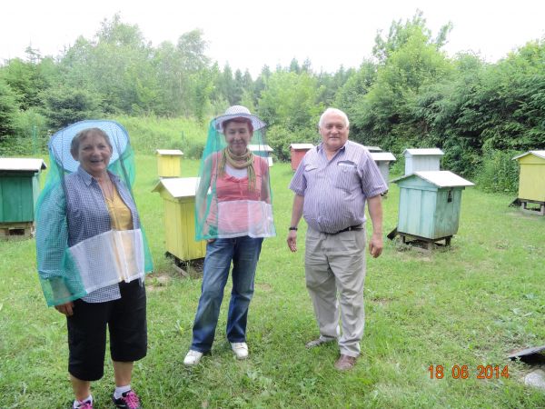 nasz kolega - pszczelarz "dzielny" , koleżanki zaś - sitka przyodziały i uradowane, że jeszcze nie użądlone... Przy temacie : w 1811 roku, 6 stycznia urodził si
