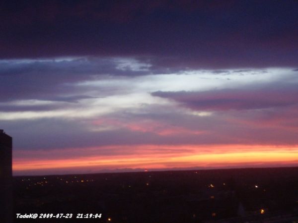 Bolesławiec przeżył nawałnicę, teraz wieczorny horyzont zachodniej strony miasta.