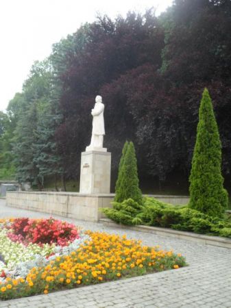 pomnik Tadeusza Kościuszki - wzniesiony w 1963r., do 1940r. pomnik stał na Placu św. Jana i został zburzony przez okupanta, podobnie jak pomnik króla Władysława