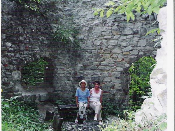 na zamku Sobień - w ruinie. Zniszczony został w 1474r. podczas najazdu wojsk węgierskich króla Macieja Korwina i od tego czasu zaczął popadać w ruinę. Miejmy te