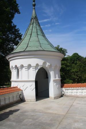 dekoracyjne zwieńczenie wieży - wspomnę, iż najważniejszym okresem dla obecnego kształtu zamku był XIX wiek, za Kajetana Reya przebudowano alkierz, wieżę oraz l