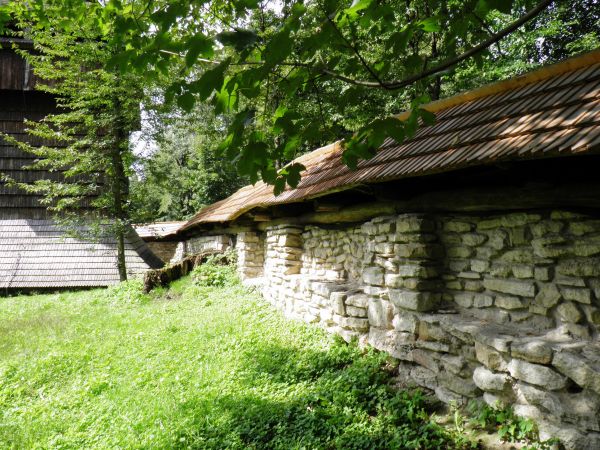 Cerkiew p.w. św. Paraskewy w Radrużu  ,  drewniana , wybudowana przez zawodowych cieśli w XVI wieku , przetrwała do naszych czasów w stanie bardzo dobrym. Na zd
