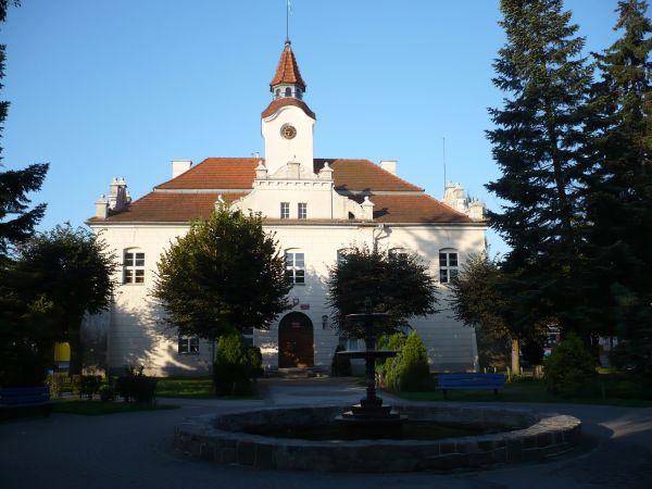 Jeszcze raz Ratusz od strony fontanny,na uwagę zasługuje 
detal architektoniczny attyka,trochę nawiązuje do renesansu 
właśnie w tym stylu zdobiono pałace i k