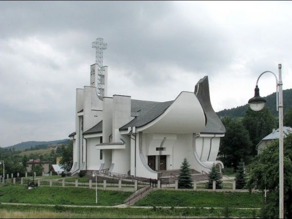 Kościół parafialny p.w. Św. Antoniego Padewskiego.