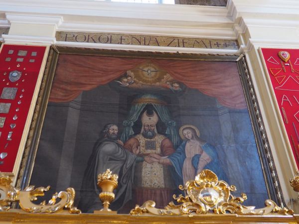 akt zaślubin - nad stallami jest sześć dużych obrazów maryjnych z XVII wieku, malowane na płótnie, sławiące cześć i chwałę Maryi - n/z jeden z tych obrazów.