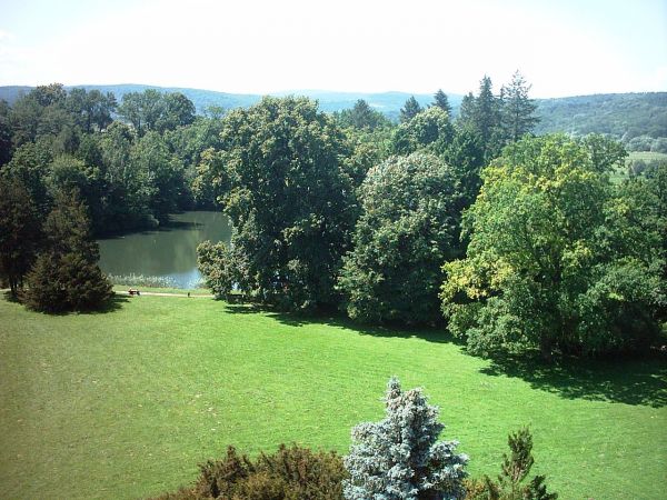 Jedna z najpiękniejszych rezydencji pałacowych w Polsce. Położona 10 km na południe od Przemyśla.  Zamek - pałac powstał w XVI wieku.  Przez kolejne lata rozbud
