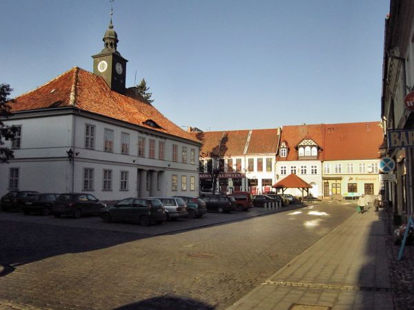 Ratusz klasyczny z XIX wieku na Starym Mieście,w centrum Rynku,widok na ratusz od strony wschodniej i plac przy ratuszu 2011-12-16