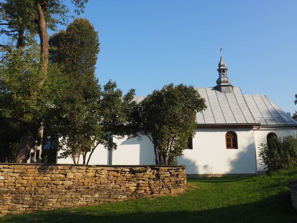 dach cerkwi kryty blachą, nad nawą wieżyczka na sygnaturkę - ośmioboczna, baniasta, z tzw. latarnią - tam zawieszony dzwonek, wyżej tzw. makowiczka i osadzony w