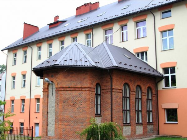 Klasztor Saletynów i Sanktuarium Matki Bożej z La Salette - Płaczącej  w Dębowcu  .  W kościele ukoronowana jest Matka Boża Saletyńska, która spełnia prośby lud