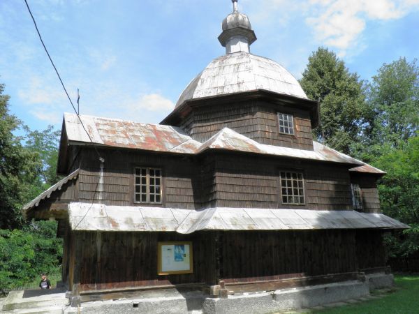 Cerkiew p.w. Św. Mikołaja Cudotwórcy w stylu bojkowskim . We wnętrzu obraz Matki Bożej Śnieżnej.