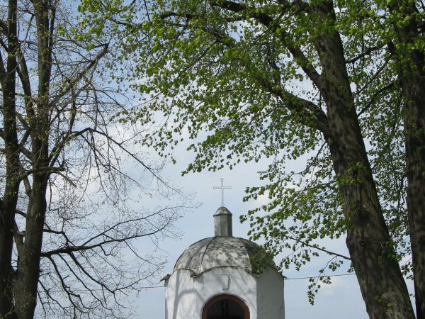 kapliczka z pocz. XX wieku, na rzucie ośmioboku, nakryta kopułką z latarnią, pobita blachą. Przy temacie : czy ktoś zna historię "Cygańskiej kaplicy" w Grabowni