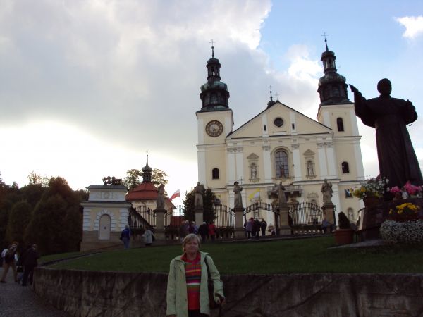 Kalwaria Zebrzydowska jako zabytkowy zespół architektoniczno-krajobrazowy oraz pielgrzymkowy /bazylika, klasztor oo. bernardynów i dróżki/ została w 1999r.  jak