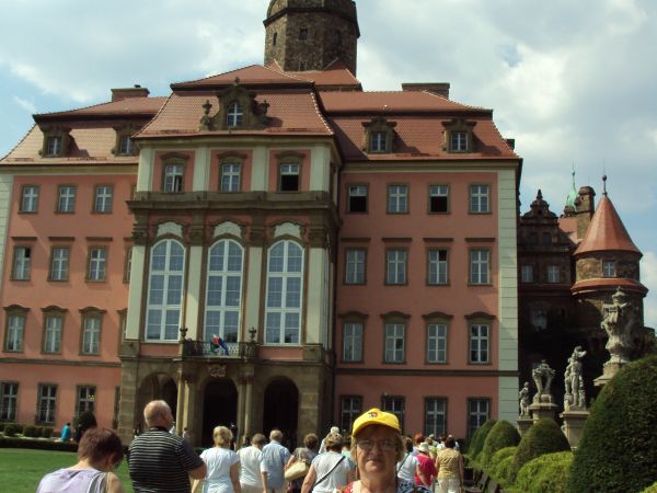 przed zamkiem, nazywanym ongiś "dolnośląskim Wersalem", największy jaki kiedykolwiek zbudowano na Śląsku, tam najpiękniejsza magnacka rezydencja, często "grywaj