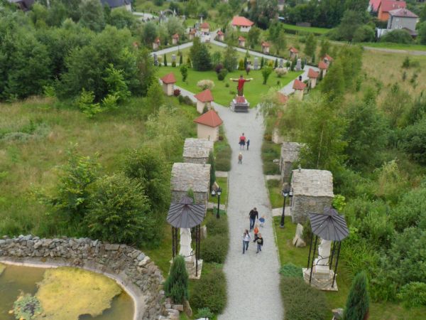 panorama Tylicza z Golgoty - wpierw aleja Dróżek Maryjnych.