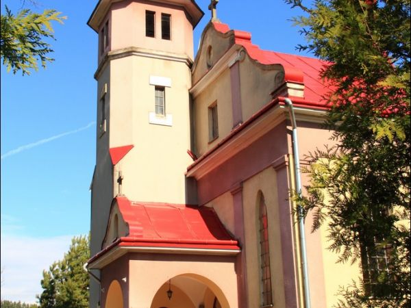 Kościół rzymskokatolicki w Piątkowej - zbudowany w latach międzywojennych .