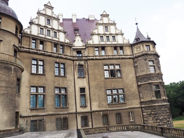 tarasy - tu pozwalające przejść z restauracji i sektorów hotelowych do ogrodów pałacowych a tam zaraz fontanny i aleje parkowe.