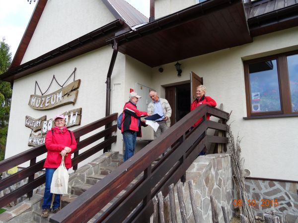 Muzeum Kultury Bojków - n/z pan kustosz otrzymuje od grupy podziękowanie pisemne na okoliczność nawiązanej współpracy.