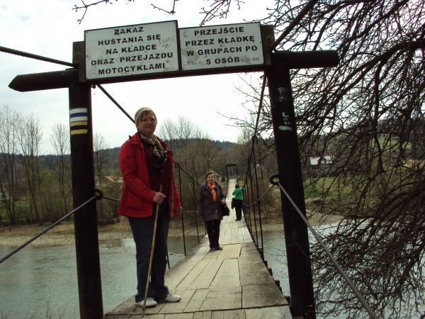 w naszej ocenie: stan techniczny kładki - pomostu i wyposażenia - nie budzi zastrzeżeń, oczywiście trochę huśta a po deszczu dechy są śliskie, toteż z poręczy k