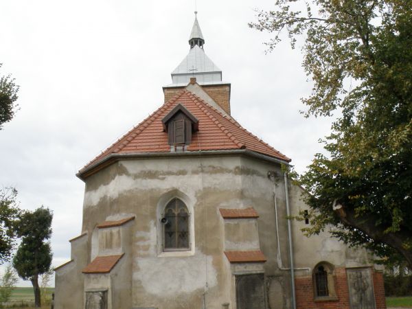 Widok kościoła od prezbiterium widoczne liczne na ścianach zewnętrznych epitafia