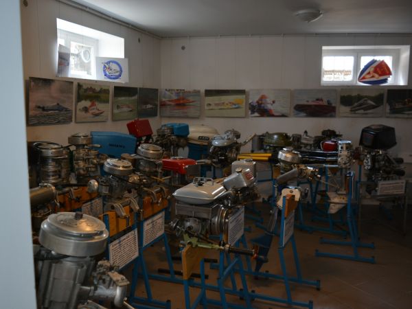 Różne rodzaje silników do łodzi motorowych.