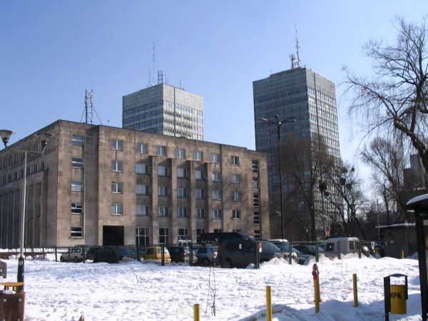 Podobno miał to być wysoki budynek, ale wojna przerwała budowę. Siedziba Łódzkiego Domu Kultury.