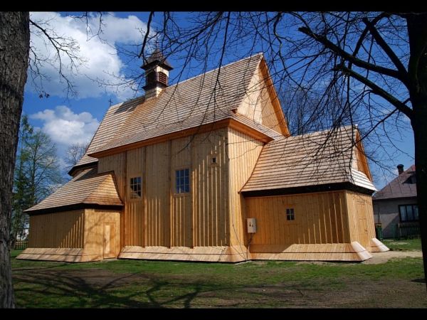 Stary kościół,odnowiony z zewnątrz ze starą duszą..