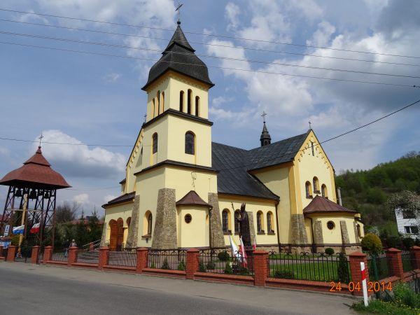 Kościół pw. św. Wojciecha. Parafię utworzono w 1908r., za pierwszy kościół służyła mała drewniana kaplica stojąca po prawej stronie obecnego kościoła. Przy tema
