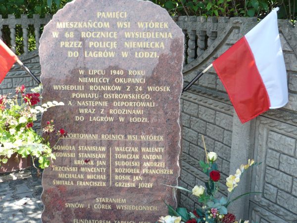 Wspomniana pamiątkowa tablica poświęcona pomordowanym
mieszkańcom tej ziemi.