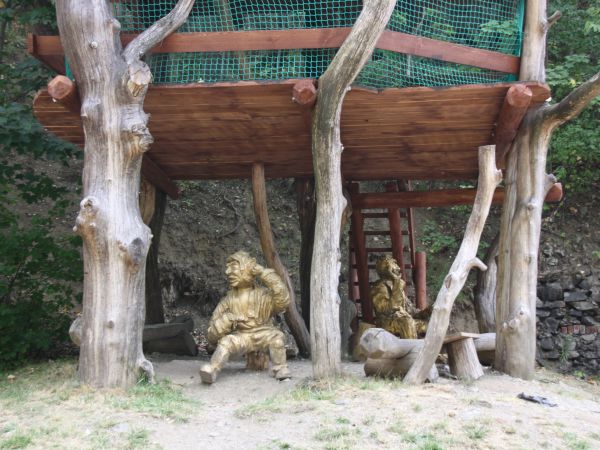 w Leśnym Parku Przygody "Skalisko" - tam wiele atrakcji oferują : ci panowie od złota, "pewnie dziani"...