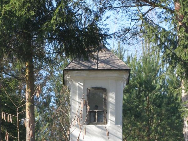 kapliczka przydrożna, przywodna z figurą św. Jana Nepomucena: na wzgórzu, na prawym brzegu Kalniczki, przy moście, przed skrętem na Gruszkę.