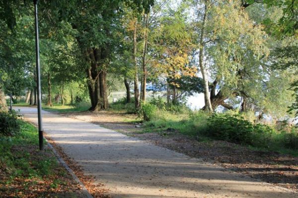 Oświetlona, z miejscami postojowym, ścież rowerowa dookoła j. Trzesiecko