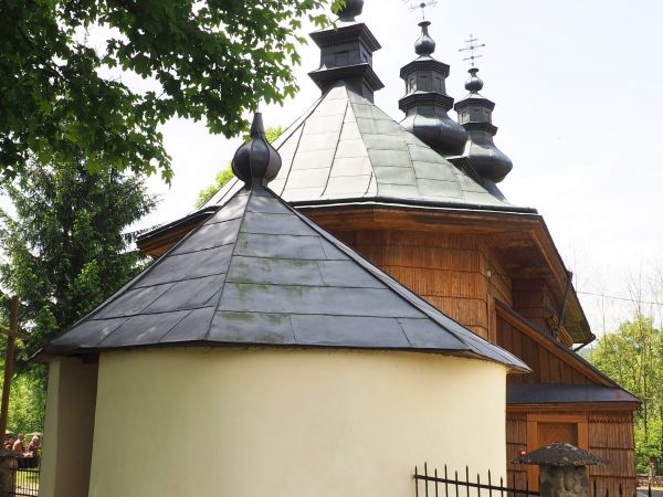 obok cerkwi stoi murowana kaplica z 1855r.