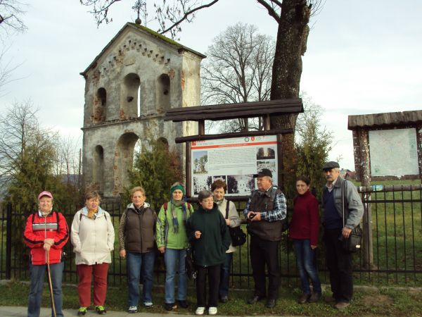 był zespół cerkiewny - tb : cerkiew, dzwonnica i miejsca pochówków - kaplice grobowe, krypty, grobowce i pojedyncze mogiły - informują o tym plansze, opisy map,