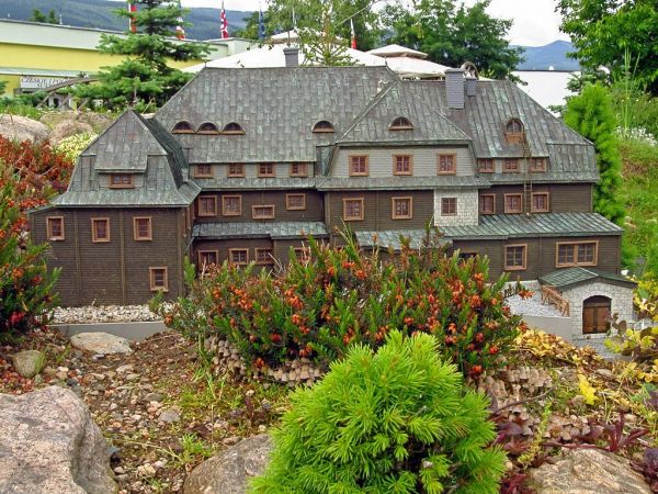 KOWARY - Park Miniatur Zabytków Dolnego Śląska - Strzecha Akademicka, drugie co do wielkości schronisko w Karkonoszach, wybudowane zostało w 1886 roku jako past